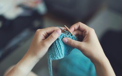 De la blessure au soin : quand le geste recoud l’humanité — coudre, broder ou tricoter pour résister et reconstruire (PFLG : Chapitre 27)